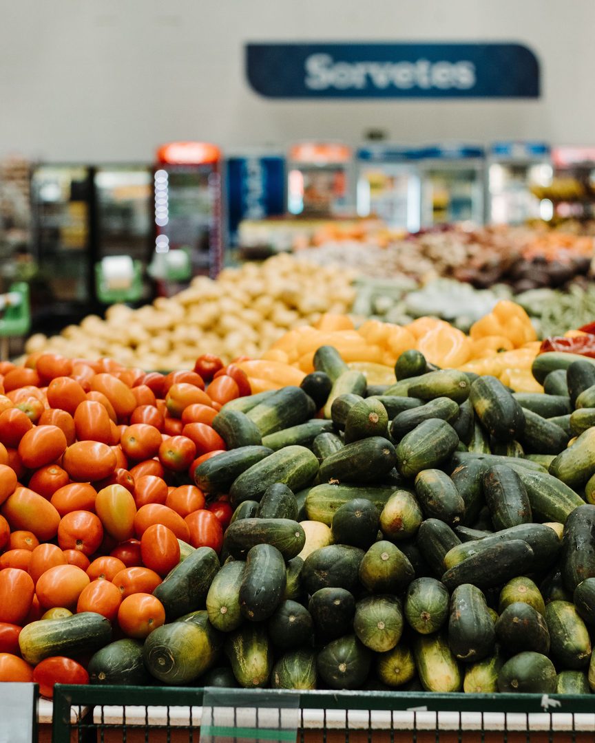 Corredor de hortifruti cheio em um supermercado